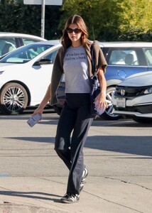 Kaia-Gerber---Goes-to-lunch-with-a-friend-in-Los-Feliz-01.jpg