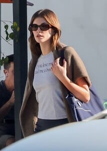 Kaia-Gerber---Goes-to-lunch-with-a-friend-in-Los-Feliz-02.jpg