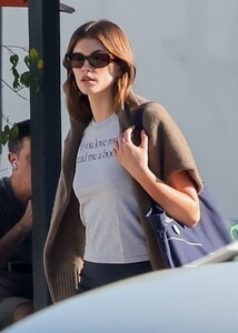 Kaia-Gerber---Goes-to-lunch-with-a-friend-in-Los-Feliz-02.jpg