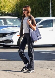 Kaia-Gerber---Goes-to-lunch-with-a-friend-in-Los-Feliz-04.jpg