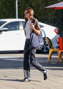 Kaia-Gerber---Goes-to-lunch-with-a-friend-in-Los-Feliz-16.jpg
