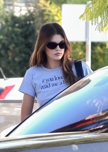 Kaia-Gerber---Goes-to-lunch-with-a-friend-in-Los-Feliz-22.jpg