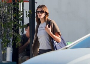 Kaia-Gerber---Goes-to-lunch-with-a-friend-in-Los-Feliz-23.jpg