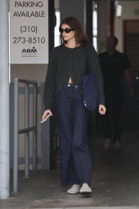 Kaia-Gerber---Steps-out-in-Beverly-Hills-beauty-salon-02.jpg