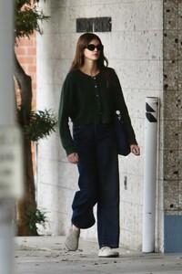 Kaia-Gerber---Steps-out-in-Beverly-Hills-beauty-salon-03.jpg