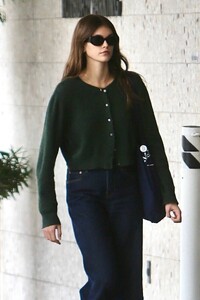 Kaia-Gerber---Steps-out-in-Beverly-Hills-beauty-salon-04.jpg