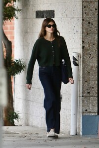 Kaia-Gerber---Steps-out-in-Beverly-Hills-beauty-salon-07.jpg