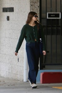 Kaia-Gerber---Steps-out-in-Beverly-Hills-beauty-salon-13.jpg