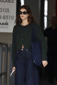 Kaia-Gerber---Steps-out-in-Beverly-Hills-beauty-salon-14.jpg