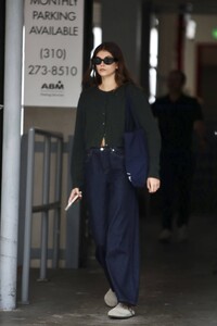 Kaia-Gerber---Steps-out-in-Beverly-Hills-beauty-salon-22.jpg