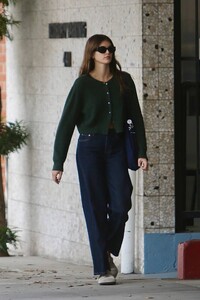 Kaia-Gerber---Steps-out-in-Beverly-Hills-beauty-salon-26.jpg