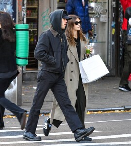 Kaia-Gerber---With-Austin-Butler-Step-Out-in-New-York-City-02.jpg