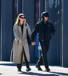 Kaia-Gerber---With-Austin-Butler-Step-Out-in-New-York-City-03.jpg