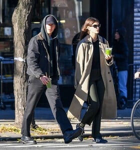 Kaia-Gerber---With-Austin-Butler-Step-Out-in-New-York-City-05.jpg