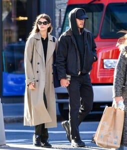 Kaia-Gerber---With-Austin-Butler-Step-Out-in-New-York-City-09.jpg