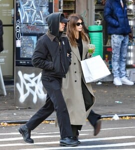 Kaia-Gerber---With-Austin-Butler-Step-Out-in-New-York-City-12.jpg
