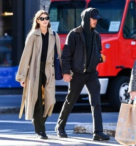 Kaia-Gerber---With-Austin-Butler-Step-Out-in-New-York-City-14.jpg