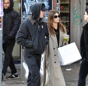 Kaia-Gerber---With-Austin-Butler-Step-Out-in-New-York-City-17.jpg