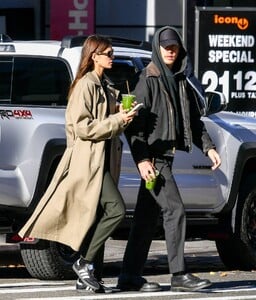 Kaia-Gerber---With-Austin-Butler-Step-Out-in-New-York-City-18.jpg
