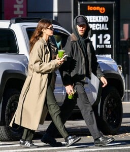 Kaia-Gerber---With-Austin-Butler-Step-Out-in-New-York-City-22.jpg