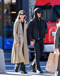 Kaia-Gerber---With-Austin-Butler-Step-Out-in-New-York-City-28.jpg