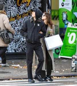 Kaia-Gerber---With-Austin-Butler-Step-Out-in-New-York-City-33.jpg