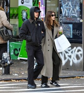 Kaia-Gerber---With-Austin-Butler-Step-Out-in-New-York-City-35.jpg
