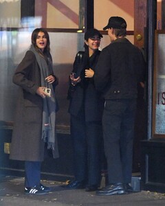 Kaia-Gerber---With-Austin-Butler-spotted-at-I-Sodi-for-dinner-in-New-York-City-17.jpg