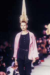 KarlLagerfeld1994WomenRTW137.thumb.jpg.9ea4a3153be22243b4a1fc95943cb35d.jpg