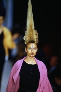 KarlLagerfeld1994WomenRTW138.thumb.jpg.21981c89c7997d99cc8f1f49dd7df2b6.jpg