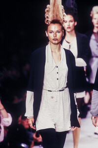 KarlLagerfeld1994WomenRTW85.thumb.jpg.d219f023172f2530d9f63cf2a9e5d331.jpg