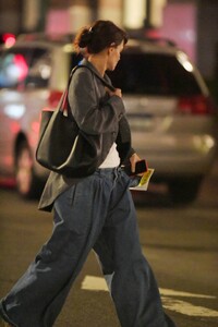 Katie-Holmes---Dons-large-pants-while-out-in-New-York-02.jpg