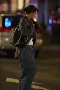 Katie-Holmes---Dons-large-pants-while-out-in-New-York-03.jpg