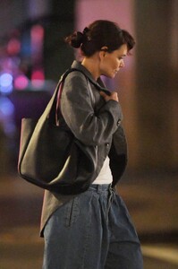 Katie-Holmes---Dons-large-pants-while-out-in-New-York-06.jpg