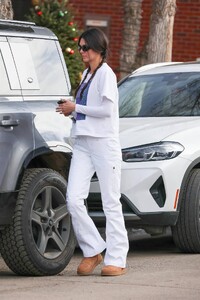 Kendall-Jenner---Out-for-breakfast-in-Aspen-07.jpg