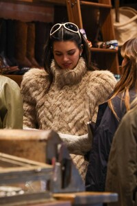 Kendall-Jenner---Seen-in-Aspen-stroll-with-friends-01.jpg