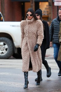 Kendall-Jenner---Seen-in-Aspen-stroll-with-friends-02.jpg