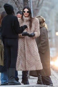 Kendall-Jenner---Seen-in-Aspen-stroll-with-friends-04.jpg