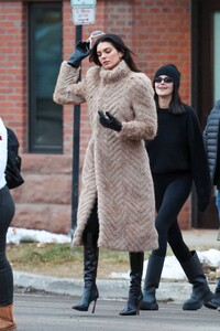 Kendall-Jenner---Seen-in-Aspen-stroll-with-friends-05.jpg