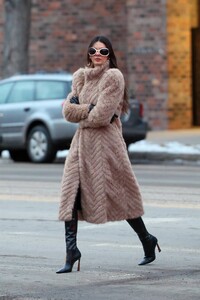 Kendall-Jenner---Seen-in-Aspen-stroll-with-friends-06.jpg