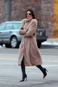 Kendall-Jenner---Seen-in-Aspen-stroll-with-friends-08.jpg