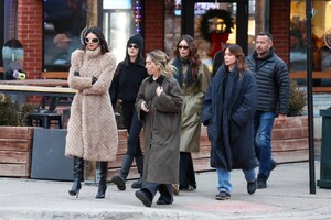 Kendall-Jenner---Seen-in-Aspen-stroll-with-friends-10.jpg