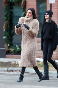 Kendall-Jenner---Seen-in-Aspen-stroll-with-friends-11.jpg