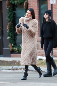 Kendall-Jenner---Seen-in-Aspen-stroll-with-friends-13.jpg