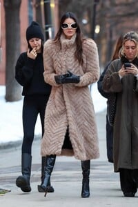 Kendall-Jenner---Seen-in-Aspen-stroll-with-friends-14.jpg