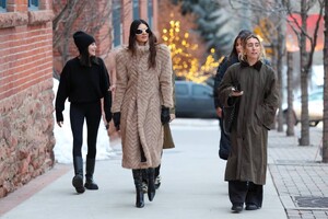 Kendall-Jenner---Seen-in-Aspen-stroll-with-friends-15.jpg