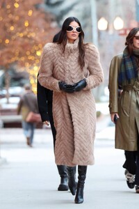 Kendall-Jenner---Seen-in-Aspen-stroll-with-friends-17.jpg