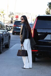 Kendall-Jenner---With-Fai-Khadra-on-Melrose-Place-in-West-Hollywood-15 (1).jpg