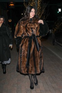 Kendall-Jenner---With-Lauren-Perez-and-David-Waltzer-out-in-Aspen-03.jpg
