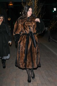 Kendall-Jenner---With-Lauren-Perez-and-David-Waltzer-out-in-Aspen-04.jpg